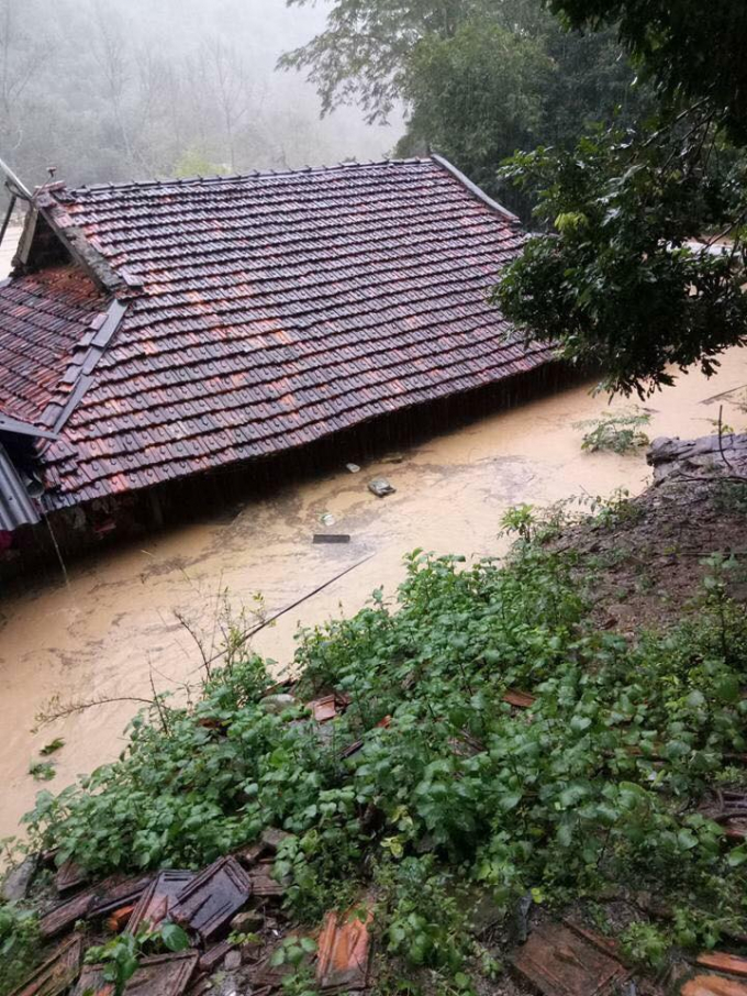 Nhiều ng&ocirc;i nh&agrave; bị v&ugrave;i lấp bởi đất đ&aacute; do mưa lớn k&eacute;o d&agrave;i ở huyện Bắc Y&ecirc;n.