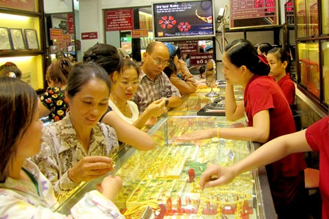 Kinh tế 24h: Bổ sung bảng gi&aacute; t&iacute;nh lệ ph&iacute; trước bạ &ocirc; t&ocirc;