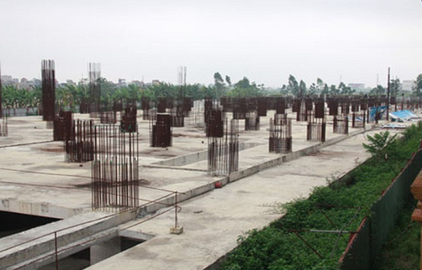Dự &aacute;n Tricon Tower đến nay vẫn l&agrave; những cọc ch&ocirc;ng sừng sững
