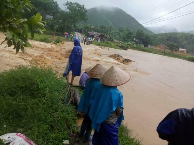 Đường v&agrave;o khu Li&ecirc;n Minh ở x&atilde; Thu Ngạc, T&acirc;n Sơn l&agrave; một trong những điểm lẻ bị ngập nặng. (Nguồn: PagePhutho24h).