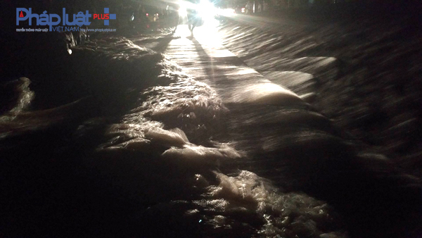 Bắt đầu từ 18h30, nước lũ đ&atilde; tr&agrave;n qua mặt đ&ecirc; s&ocirc;ng Bưởi. (Ảnh: Anh Thắng)