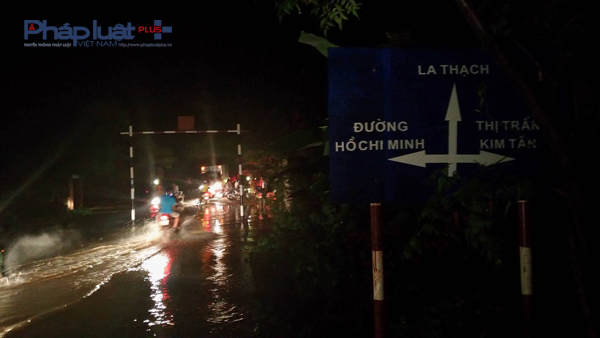 Tại đầu cầu Kim T&acirc;n, đoạn lũ tr&agrave;n k&eacute;o d&agrave;i 2km, bắt đầu g&acirc;y ngập lụt hai x&atilde; Thạch Định v&agrave; Thạch B&igrave;nh. (Ảnh: Anh Thắng)
