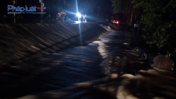 Tuyến giao th&ocirc;ng tr&ecirc;n đe đ&atilde; bị cấm ho&agrave;n to&agrave;n, điện được cắt, tất cả ch&igrave;m trong m&agrave;n đ&ecirc;n.(Ảnh: Anh Thắng)