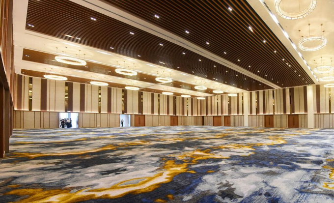 Ph&iacute;a b&ecirc;n trong Trung t&acirc;m Hội nghị Ariyana.