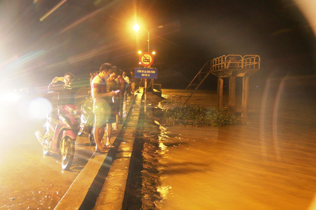 Đ&ecirc;m 11, rạng s&aacute;ng 12/10 lũ thượng nguồn đổ về kết hợp với nước s&ocirc;ng Đ&aacute;y v&agrave; s&ocirc;ng Ho&agrave;ng Long d&acirc;ng cao khiến lũ tr&ecirc;n s&ocirc;ng n&agrave;y d&acirc;ng cao bất thường. Đ&acirc;y l&agrave; đợt lũ đỉnh điểm xảy ra từ năm 1985 đến nay ở Ninh B&igrave;nh. Tại Bến Đế khoảng 0h ng&agrave;y 12/10 mực nước đo được l&agrave; 5,30m nguy cơ vỡ đ&ecirc; l&agrave; rất cao.