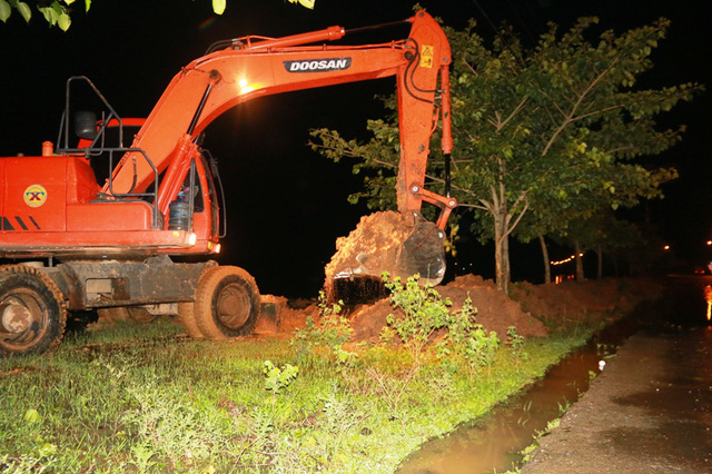 Đoạn đ&ecirc; tả s&ocirc;ng Ho&agrave;ng Long đoạn qua x&atilde; Gia Sinh nước mấp m&eacute; đường đi, c&oacute; đoạn tr&agrave;n qua đường. Lực lượng chức năng tỉnh Ninh B&igrave;nh đ&atilde; phải điều m&aacute;y x&uacute;c đắp bờ ngăn nước ngay trong đ&ecirc;m.