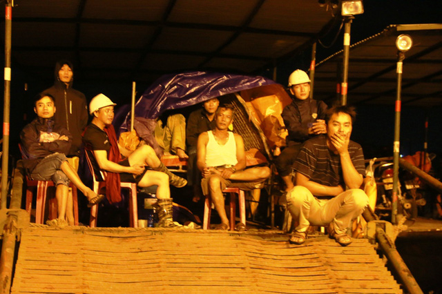 H&agrave;ng ngh&igrave;n người thuộc tất cả c&aacute;c lực lượng của tỉnh Ninh B&igrave;nh đ&atilde; được huy động tập trung về đập xả tr&agrave;n Lạc Kho&aacute;i để canh lũ. Lực lượng c&ocirc;ng an, qu&acirc;n đội, d&acirc;n qu&acirc;n sau đ&oacute; được điều động về c&aacute;c x&atilde; nằm trong v&ugrave;ng xả lũ để hỗ trợ người d&acirc;n chuyển đồ đạc, sơ t&aacute;n trước lệnh di d&acirc;n khẩn cấp của tỉnh Ninh B&igrave;nh l&uacute;c 18h ng&agrave;y 11/10.