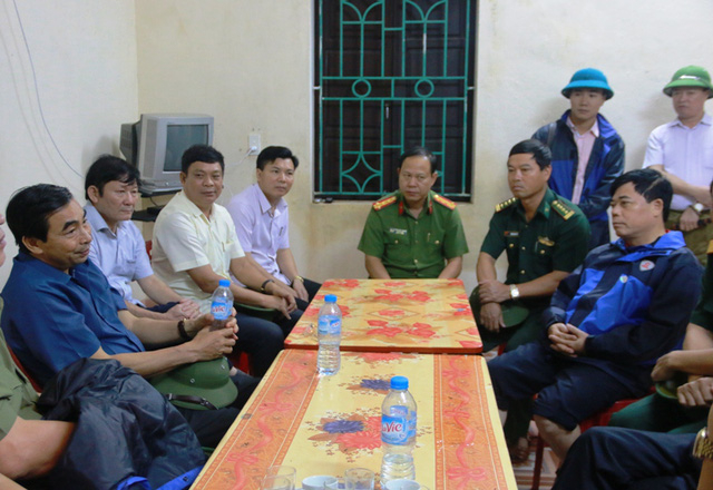 L&uacute;c 11h45 ng&agrave;y 11/10, &ocirc;ng Đinh Văn Điến - Chủ tịch UBND tỉnh Ninh B&igrave;nh (h&agrave;ng đầu b&ecirc;n tr&aacute;i) sau khi đi kiểm tra to&agrave;n tuyến đ&atilde; tổ chức cuộc họp khẩn, nghe b&aacute;o c&aacute;o, chỉ đạo để c&oacute; quyết định trước khi xả lũ qua đập tr&agrave;n cứu đ&ecirc; Ho&agrave;ng Long. Tuy nhi&ecirc;n, đ&acirc;y l&agrave; quyết định được c&acirc;n nhắc, v&igrave; v&ugrave;ng xả lũ đang c&oacute; hơn 20 vạn d&acirc;n sinh sống thuộc 12 x&atilde; của 2 huyện Nho Quan v&agrave; Gia Viễn.