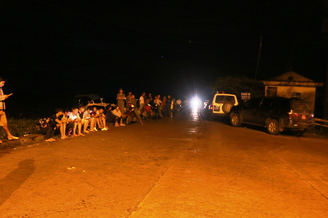 Nhiều ngả đường tr&ecirc;n đ&ecirc; Ho&agrave;ng Long bị phong tỏa, lực lượng chức năng t&uacute;c trực suốt đ&ecirc;m canh lũ. C&aacute;c xe qu&acirc;n sự, c&ocirc;ng an, y tế... li&ecirc;n tục được điều động đến c&aacute;c điểm xung yếu. Nguy cơ vỡ đ&ecirc; xảy ra trong đ&ecirc;m, h&agrave;ng vạn hộ d&acirc;n của Ninh B&igrave;nh sẽ bị ch&igrave;m trong nước lũ do mực nước ch&ecirc;nh giữa trong đ&ecirc; v&agrave; ngo&agrave;i đ&ecirc; l&agrave; rất cao.