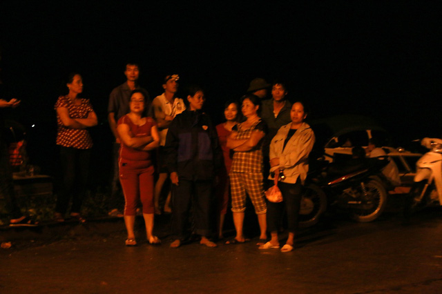 Nhiều hộ d&acirc;n sau khi chuyển đồ đạc trong nh&agrave;, sẵn s&agrave;ng di dời khi c&oacute; ph&aacute;o lệnh cũng đứng ngồi kh&ocirc;ng y&ecirc;n. Bởi khi quyết định xả tr&agrave;n cứu đ&ecirc; nhiều hộ d&acirc;n sẽ trắng tay. C&oacute; người d&acirc;n gặp Chủ tịch UBND tỉnh Ninh B&igrave;nh đ&atilde; kh&oacute;c l&oacute;c kh&ocirc;ng muốn điều bất thường xảy ra v&igrave; thời gian d&agrave;i kiếm sống, giờ lũ v&agrave;o coi như mất hết.