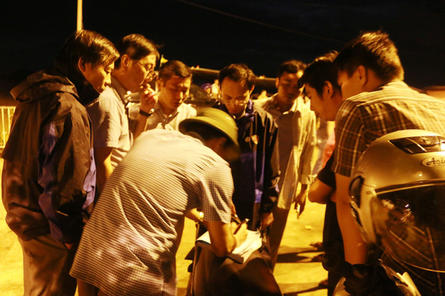 C&aacute;c địa phương li&ecirc;n tục tổ chức họp khẩn ngay tr&ecirc;n đ&ecirc; để c&oacute; phương &aacute;n điều chỉnh, b&aacute;o c&aacute;o về Ban chỉ huy. Cuộc họp diễn ra rất căng thẳng, nhiều người mệt nho&agrave;i sau nhiều giờ vật lộn với lũ nhưng vẫn cố gắng v&igrave; sự b&igrave;nh y&ecirc;n của nh&acirc;n d&acirc;n. &Ocirc;ng Đinh Văn Điến n&ecirc;u r&otilde;, nếu để xảy ra sơ suất, tất cả l&atilde;nh đạo phải chịu tr&aacute;ch nhiệm trước d&acirc;n, trước ph&aacute;p luật, cao nhất l&agrave; người đứng đầu tỉnh.