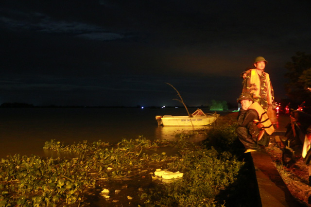 Lực lượng qu&acirc;n đội chốt chặn tr&ecirc;n đ&ecirc; canh nước lũ. Rạng s&aacute;ng 12/11, mực nước lũ chỉ c&aacute;ch mặt đ&ecirc; hơn 30cm. C&ocirc;ng t&aacute;c chỉ đạo ph&ograve;ng chống lũ vẫn được thực hiện rất khẩn trương. Qu&acirc;n đội sẵn s&agrave;ng bao tải, đất đ&aacute; để đắp tuyến đ&ecirc; xung yếu. Lực lượng trực tại xả tr&agrave;n Lạc Kho&aacute;i nh&igrave;n mực nước từng giờ đồng hồ. Cả tỉnh Ninh B&igrave;nh thức trắng đ&ecirc;m chống lũ.