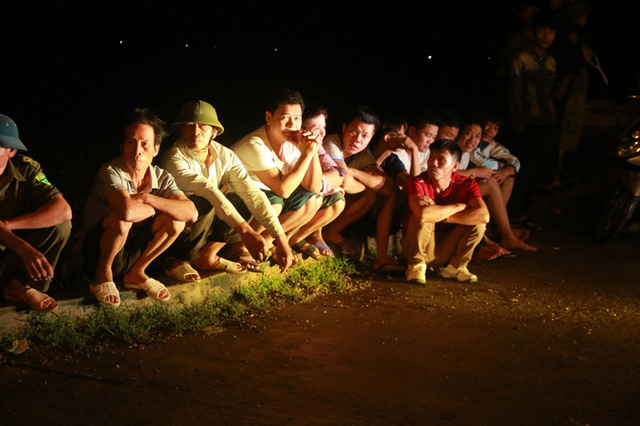 Người d&acirc;n, lực lượng chống lũ đều thấp thỏm lo &acirc;u. Nước lũ cứ d&acirc;ng cao l&ograve;ng người lại c&agrave;ng lo lắng, sinh mạng, t&agrave;i sảng của h&agrave;ng vạn d&acirc;n đang bị đe dọa từng giờ, tất cả đều tr&ocirc;ng chờ v&agrave;o