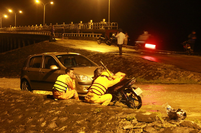 Thức trắng đ&ecirc;m canh nước lũ tại đập Lạc Kho&aacute;i - nơi quyết định sinh mạng của h&agrave;ng ngh&igrave;n hộ d&acirc;n. Nước cao kh&ocirc;ng xả lũ đập tr&agrave;n sẽ vỡ đ&ecirc; Ho&agrave;ng Long, nếu xả lũ 20 vạn d&acirc;n sẽ chịu ảnh hưởng kh&ocirc;ng hề nhỏ.