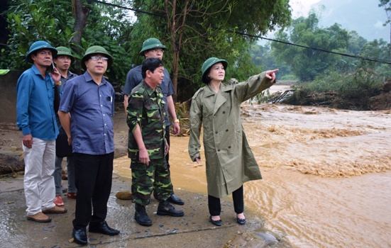 B&iacute; thư Tỉnh ủy&nbsp;Phạm Thị Thanh Tr&agrave;&nbsp;kiểm tra, chỉ đạo c&ocirc;ng t&aacute;c khắc phục hậu quả mưa lũ g&acirc;y ra.&nbsp;(Ảnh: Yenbai.gov.vn)