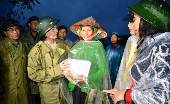 B&iacute; thư Tỉnh ủy Phạm Thị Thanh Tr&agrave; đ&atilde; trực tiếp đến hiện trường một số khu vực tại thị x&atilde; Nghĩa Lộ v&agrave; huyện Văn Chấn.&nbsp;(Ảnh: Yenbai.gov.vn)