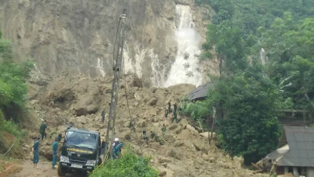 Hiện lực lượng chức năng đang khẩn trương đưa c&aacute;c thi thể ra ngo&agrave;i.&nbsp;(Ảnh: D&acirc;n tr&iacute;)