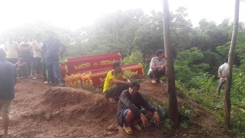 Người d&acirc;n kh&oacute;c thương cho c&aacute;c nạn nh&acirc;n xấu số.