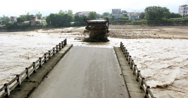 Nhân chứng vụ sập cầu Thia kể thời khắc bất lực nhìn người trôi trong lũ