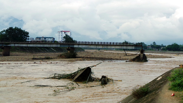 Cầu Ng&ograve;i Thia bị sập 2 nhịp cầu, 1 mố cầu.