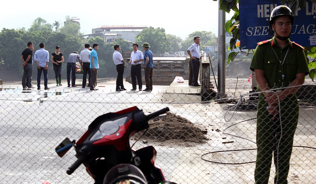 Lực lượng chức năng phong tỏa hiện trường vụ sập cầu.