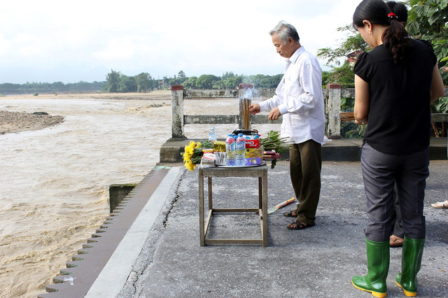 Người nh&agrave; c&aacute;c nạn nh&acirc;n mất t&iacute;ch thắp hương cầu mong điều kỳ diệu sẽ xảy ra.