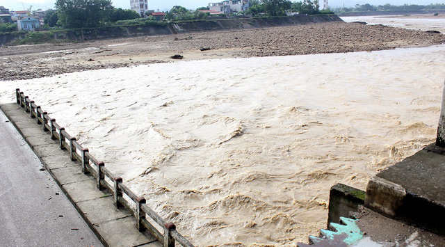 S&aacute;ng 12/10, d&ograve;ng nước bớt đầy v&agrave; kh&ocirc;ng c&ograve;n siết như những ng&agrave;y trước.