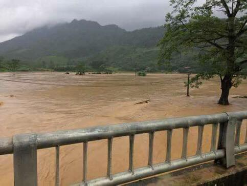 &nbsp;Mưa lớn k&eacute;o d&agrave;i, c&ugrave;ng với đập thủy điện H&ograve;a B&igrave;nh xả lũ 8 cửa xả đ&aacute;y khiến một số địa phương tr&ecirc;n địa b&agrave;n tỉnh Ph&uacute; Thọ ngập cục bộ.