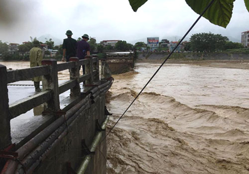 Cầu Ng&ograve;i Thia bị sập hai nhịp. (Ảnh:&nbsp;B&aacute;o Y&ecirc;n B&aacute;i)