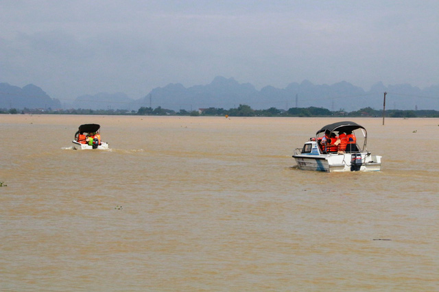 Ca n&ocirc; chở Thủ tướng đi thị s&aacute;t đ&ecirc; Ho&agrave;ng Long v&agrave; v&ugrave;ng