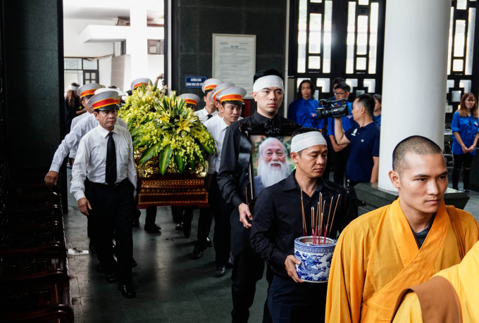 PGS Văn Như Cương mất khoảng 0h27 ph&uacute;t s&aacute;ng 9/10 tại nh&agrave; ri&ecirc;ng. Trước đ&oacute;, &ocirc;ng điều trị tại bệnh viện, được đưa về gia đ&igrave;nh h&ocirc;m thứ s&aacute;u (6/10).