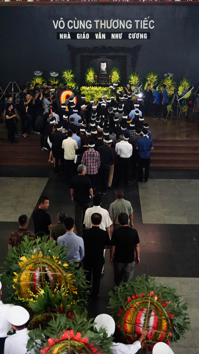 PGS Văn Như Cương được biết đến l&agrave; người th&agrave;nh lập, hiệu trưởng (từ năm 1989 đến 2014) của THPT Lương Thế Vinh, H&agrave; Nội, trường d&acirc;n lập đầu ti&ecirc;n tại Việt Nam. Sau 25 năm l&agrave;m hiệu trưởng, thầy đảm nhiệm cương vị Chủ tịch Hội đồng quản trị trường từ năm 2014.&nbsp;  PGS Văn Như Cương l&agrave; người chủ bi&ecirc;n v&agrave; trực tiếp bi&ecirc;n soạn hơn 60 đầu s&aacute;ch gi&aacute;o khoa, s&aacute;ch tham khảo phổ th&ocirc;ng v&agrave; gi&aacute;o tr&igrave;nh đại học về chuy&ecirc;n ng&agrave;nh h&igrave;nh học. &Ocirc;ng l&agrave; t&aacute;c giả bộ s&aacute;ch gi&aacute;o khoa h&igrave;nh học phổ th&ocirc;ng (chương tr&igrave;nh n&acirc;ng cao).