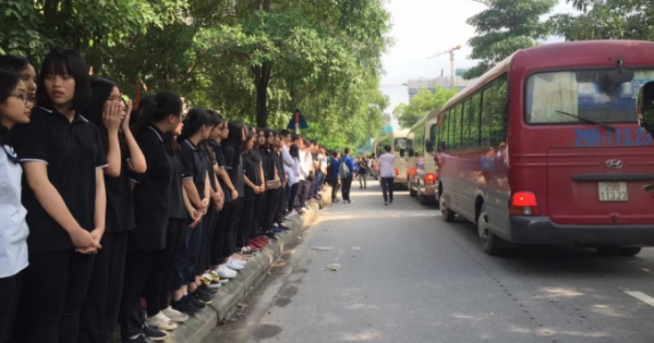 Hàng trăm học sinh nghẹn ngào tiễn biệt thầy Văn Như Cương