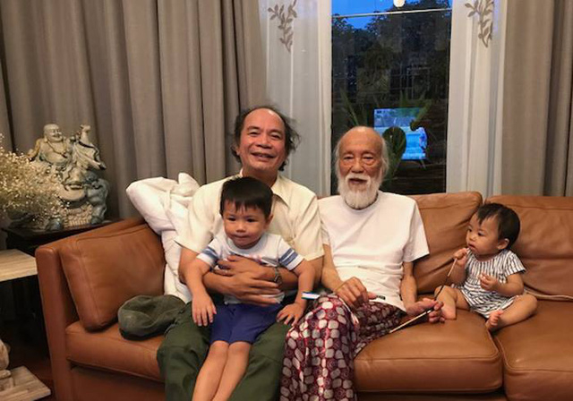 Nhạc sỹ Nguyễn Trọng Tạo v&agrave; thầy gi&aacute;o Văn Như Cương c&ugrave;ng c&aacute;c ch&aacute;u ngoại của &ocirc;ng.