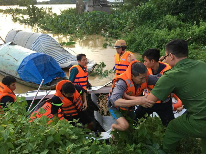 Lực lượng cảnh s&aacute;t PCCC Thanh H&oacute;a đ&atilde; c&oacute; mặt tại nhiều huyện xảy ra ngập lụt để gi&uacute;p d&acirc;n chống lũ.