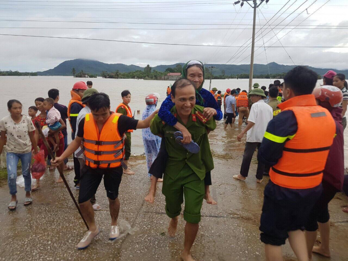 Gi&uacute;p d&acirc;n chạy lũ v&agrave; những khoảnh khắc đi v&agrave;o l&ograve;ng người của chiến sĩ c&ocirc;ng an tỉnh Thanh H&oacute;a