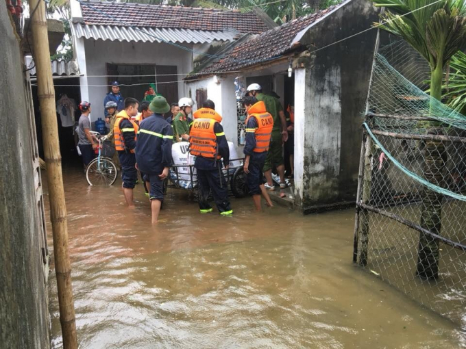 Gi&uacute;p d&acirc;n chạy lũ v&agrave; những khoảnh khắc đi v&agrave;o l&ograve;ng người của chiến sĩ c&ocirc;ng an tỉnh Thanh H&oacute;a