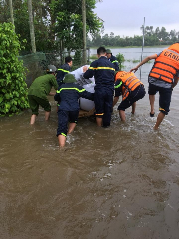 Gi&uacute;p d&acirc;n chạy lũ v&agrave; những khoảnh khắc đi v&agrave;o l&ograve;ng người của chiến sĩ c&ocirc;ng an tỉnh Thanh H&oacute;a