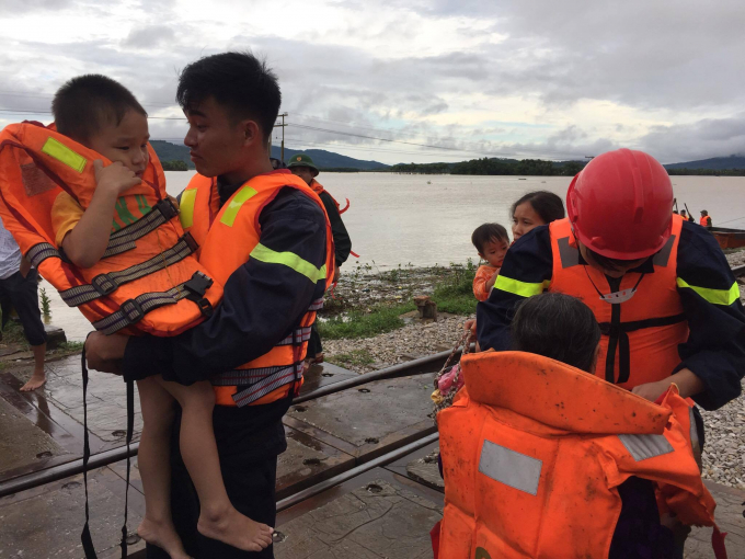 Gi&uacute;p d&acirc;n chạy lũ v&agrave; những khoảnh khắc đi v&agrave;o l&ograve;ng người của chiến sĩ c&ocirc;ng an tỉnh Thanh H&oacute;a