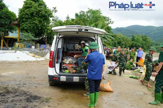 B&agrave;n giao thi thể anh Ho&agrave;ng Văn Qu&acirc;n cho gia đ&igrave;nh đưa về an t&aacute;ng. (Ảnh: Tiến Vũ)