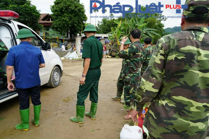 L&atilde;nh đạo tỉnh Y&ecirc;n B&aacute;i trực tiếp động vi&ecirc;n v&agrave; dặn d&ograve; người nh&agrave; nạn nh&acirc;n. (Ảnh: Tiến Vũ)