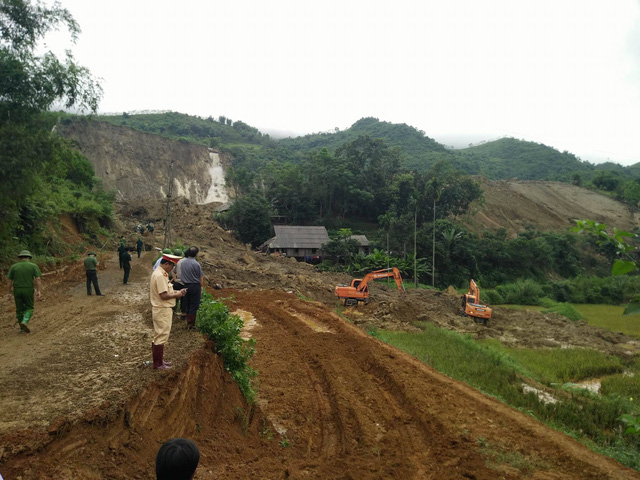 8 căn nh&agrave; hư hỏng, 4 nh&agrave; bị v&ugrave;i lấp ho&agrave;n to&agrave;n. 18 người kh&ocirc;ng kịp chạy tho&aacute;t.