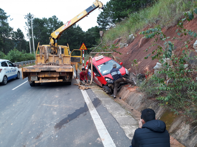 Lực lượng cứu hộ đang tiến h&agrave;nh đưa xe taxi ra khỏi hiện trường.