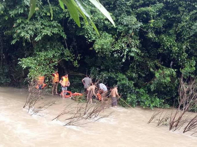 Lực lượng chức năng t&igrave;m kiếm thi thể &ocirc;ng Cường.