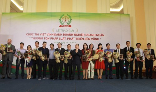 Lễ trao giải Cuộc thi 'Thượng t&ocirc;n ph&aacute;p luật, ph&aacute;t triển bền vững'