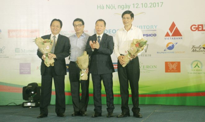 Tiến sỹ Đ&agrave;o Văn Hội tặng hoa cho Hội đồng b&igrave;nh chọn cuộc thi