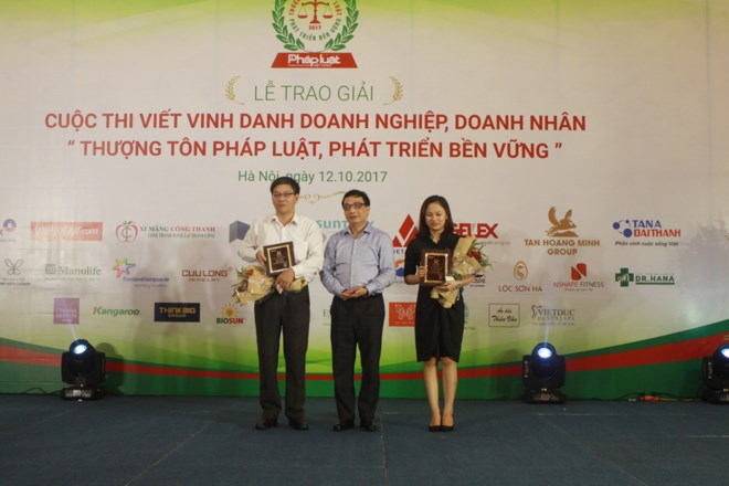 Lễ trao giải Cuộc thi 'Thượng t&ocirc;n ph&aacute;p luật, ph&aacute;t triển bền vững'