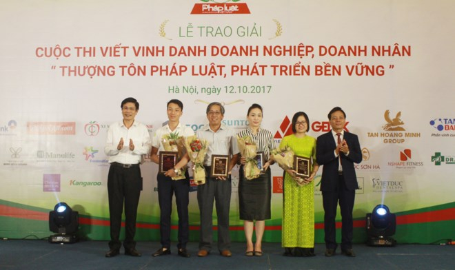 Lễ trao giải Cuộc thi 'Thượng t&ocirc;n ph&aacute;p luật, ph&aacute;t triển bền vững'