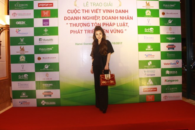 C&aacute;c doanh nh&acirc;n đến kh&aacute; sớm để tham gia sự kiện.