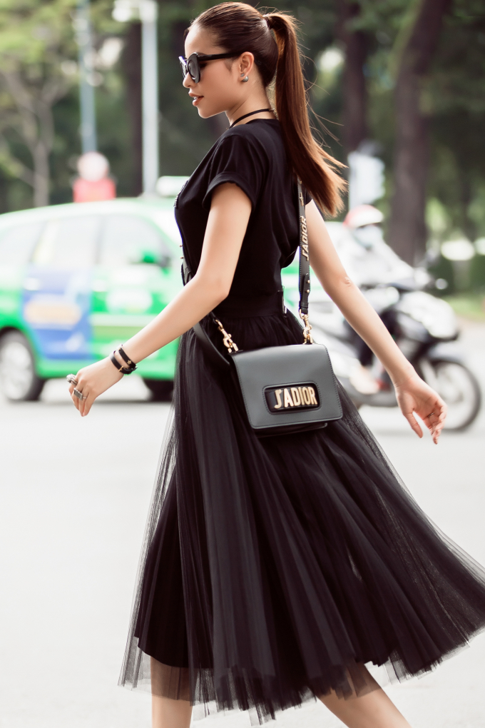 Hoa hậu Phạm Hương sang H&agrave;n Quốc dự Seoul Fashion Week 2017